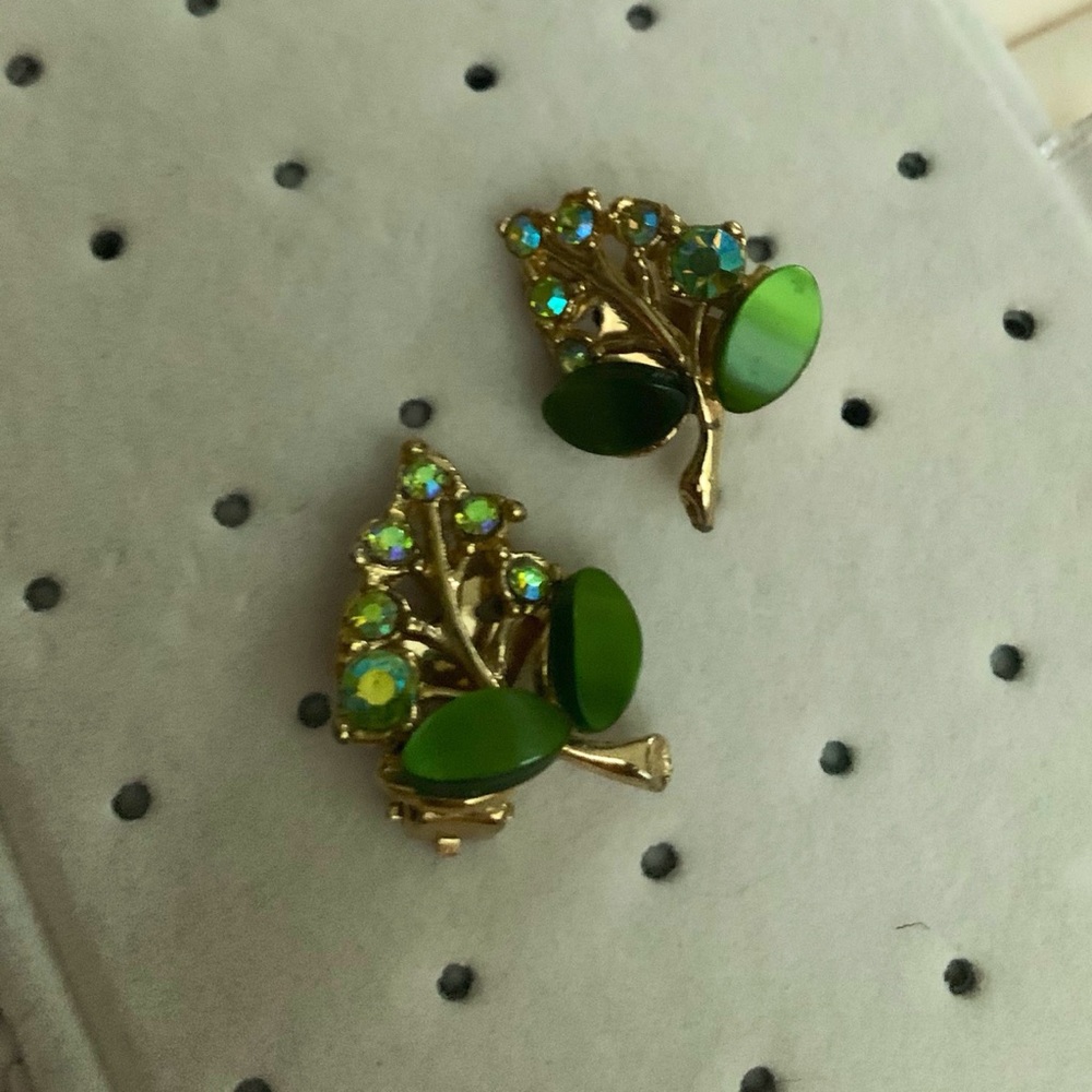 💖 SALE TODAY ONLY Vintage green lucite earrings
